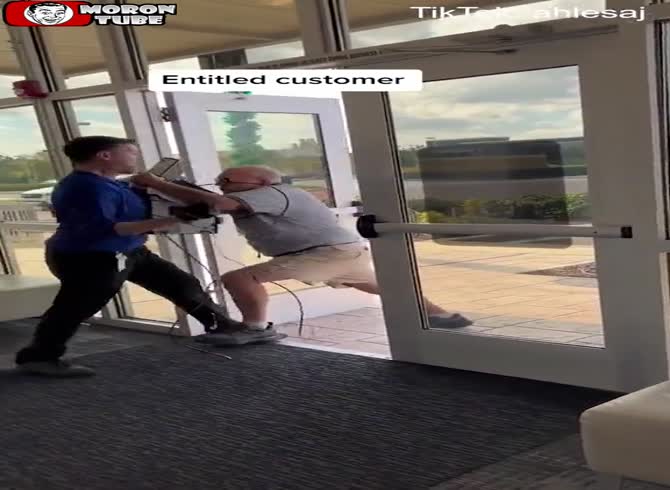 Video :The vendor tosses away a boomer who complains about his internet equipment!